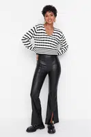 Trendyol Black Flare Flare Leg tkané kalhoty z umělé kůže s rozparkem