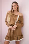 Dress with shoulders and lace camel
