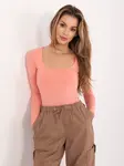 Broskyňová blúzka s kvadratovým dekoltom