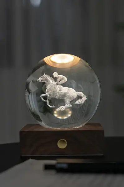 Bezdrátová stolní LED lampa Gingko Design Amber Crystal Light 9,5 x 8 cm