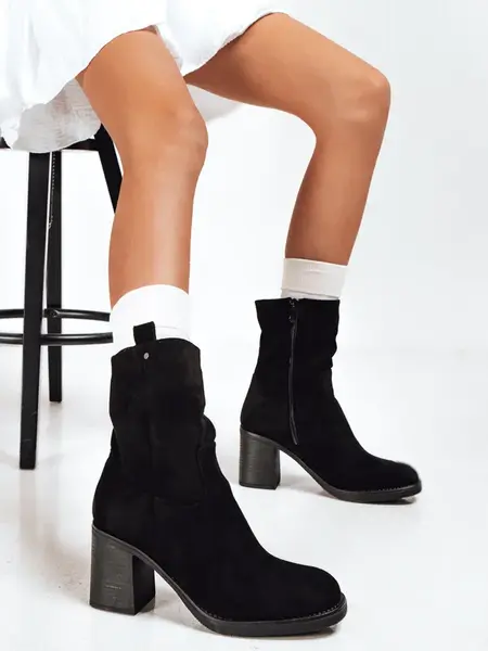 Černé semišové holínky na podpatku