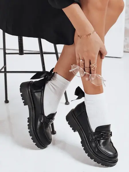 Černé polobotky na platformě