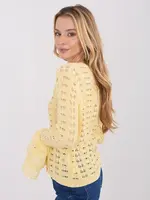 Svetlo žltý sveter s dierkovaným vzorom