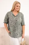 Plus size blúzka s krátkym rukávom a ozdobným gombíkom