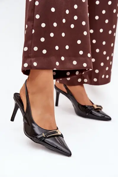 Boto Lakované Lodičky Na Podpatku Se Zlatou Přezkou Černé Vivae