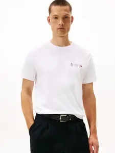 Tommy Hilfiger Small Crest Outline Tee S