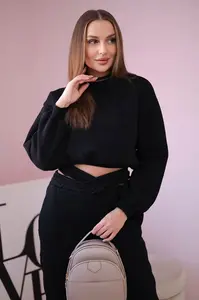 Insulated set with a short black sweatshirt