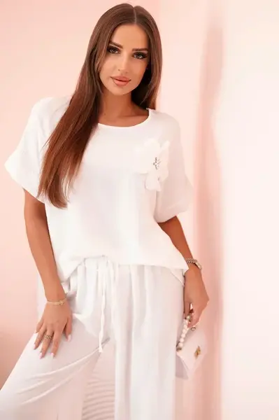 Kesi Włoski Dámsky komplet z viskózy s ozdobným kvetom a širokými nohavicami - fuksia biela