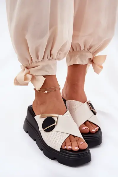 Elegantné Dámske Kožené Sandále Na Klíne S Ozdobou Béžové Artiker