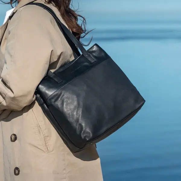 Dámska kožená kabelka The Chesterfield Brand Diva, prírodná koža − čierna