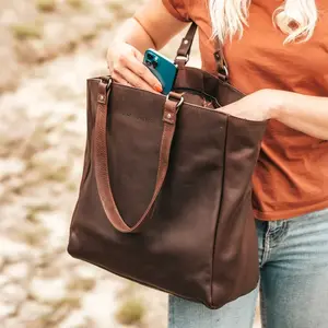 Dámska kožená kabelka na notebook The Chesterfield Brand Berie - hnedá