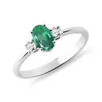 Prsten se smaragdem a diamanty z bílého zlata KLENOTA