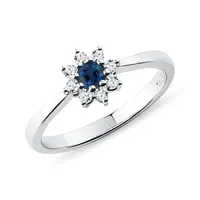 Prsten z bílého zlata s diamanty a safírem KLENOTA