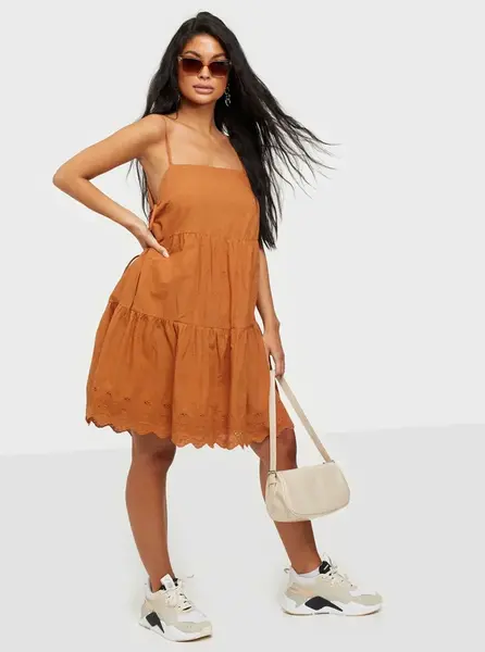 Hnědé šaty s madeirou Noisy May Jackie - Dámské