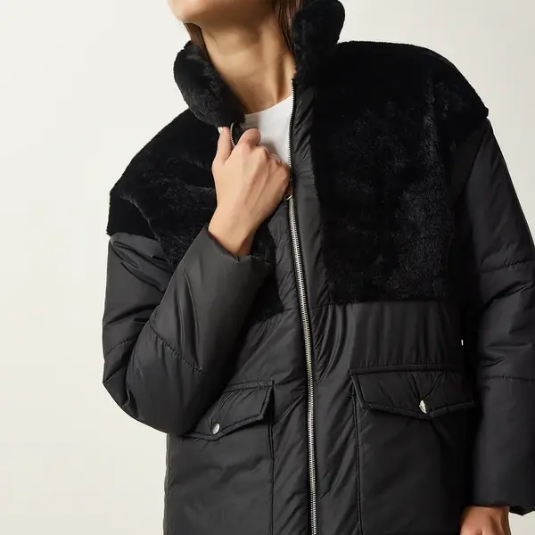 Dámský černý prošívaný kabát s kožešinovým límcem Happiness İstanbul