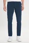 Pánske námornícke modré plátené slim fit nohavice AC&Co / Altınyıldız Classics s bočnými vreckami a pružným pásom.