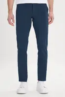 Pánske námornícke modré plátené slim fit nohavice AC&Co / Altınyıldız Classics s bočnými vreckami a pružným pásom.
