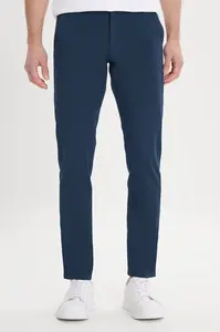Pánske námornícke modré plátené slim fit nohavice AC&Co / Altınyıldız Classics s bočnými vreckami a pružným pásom.