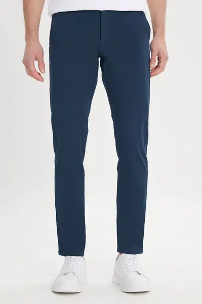 Pánske námornícke modré plátené slim fit nohavice AC&Co / Altınyıldız Classics s bočnými vreckami a pružným pásom.