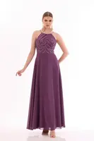 Dlouhé večerní šaty Carmen Plum s flitry a halter výstřihem.