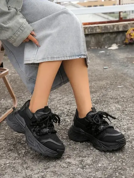 Resti Women's sporty sneakers on a thicker sole Loness