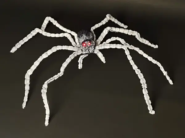 Dekoračný pavúk bielo-sivý s červenými očami 150cm