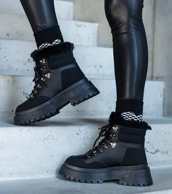 Gemre Black massive platform boots with fur Estrada