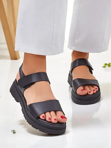 Resti Royal Fashion Women's Otvanna sandals with a thick sole