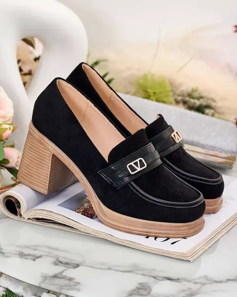 Resti Women's moccasins on a post Lemaneg