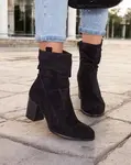 Resti Women's boots on a post Omiese