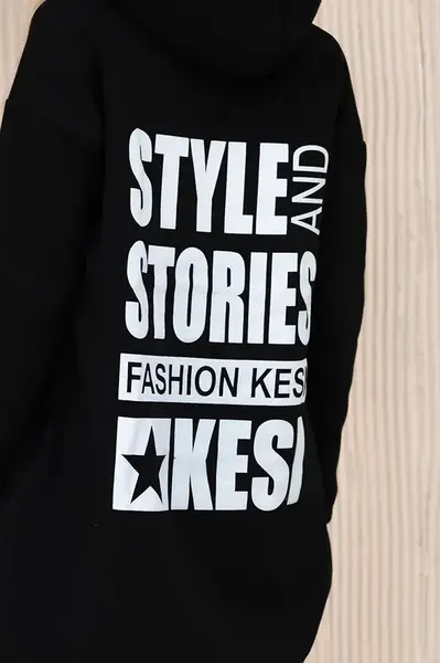 Vyztužená mikina s dlouhým zadním dílem a kapucí černá