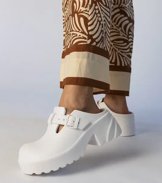 Gemre White closed clogs Ferina