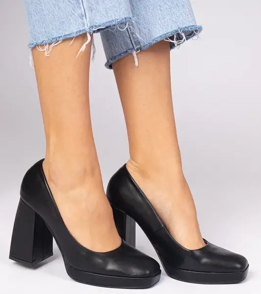 Gemre Black block heel pumps with a square toe Irenois