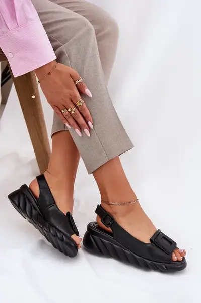 Dámske kožené sandále na klinu s ozdobou Artiker Čierne