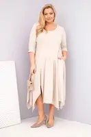 Béžové plus size šaty s asymetrickým lemem