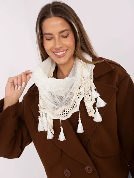 Ecru šál s ozdobnými strapcami