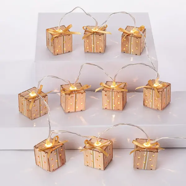Světelný řetěz s dřevěnými dárečky