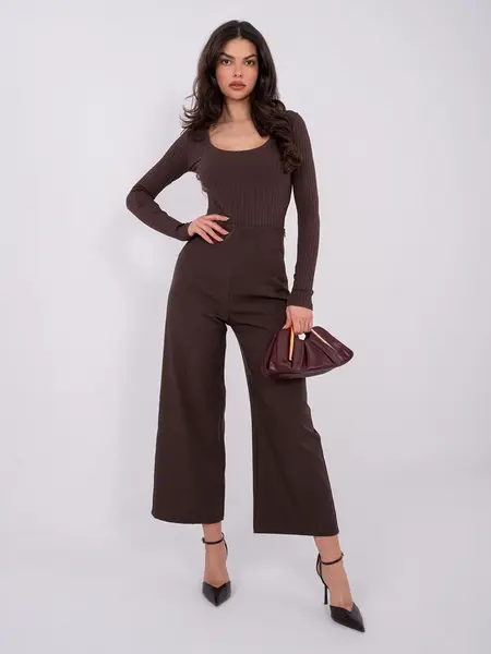 Tmavě hnědé žebrované body