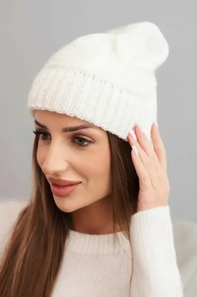 Dámská zimní čepice s ozdobným vzorem