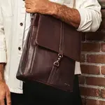 Pánska kožená taška cez rameno Burkely Avery - tmavo hnedá