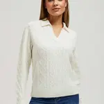 Svetr s výstřihem do V a límečkem