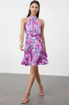 Trendyol Fuchsiové šaty s květinovým potiskem, halter výstřihem, áčkovým střihem, saténové, mini délky, tkané
