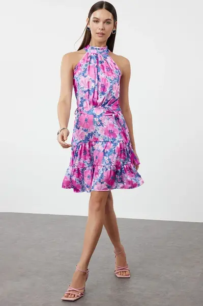 Trendyol Fuchsiové šaty s květinovým potiskem, halter výstřihem, áčkovým střihem, saténové, mini délky, tkané