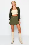 Trendyol tmavě khaki tkaná krátká sukně s řetízkem a detaily záhybů
