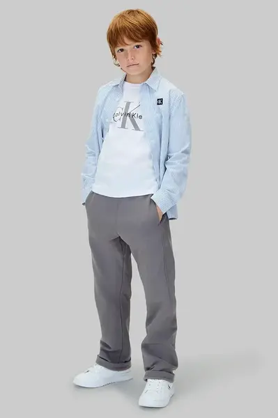 Dětské bavlněné kalhoty Calvin Klein Jeans šedá barva, IB0IB02571