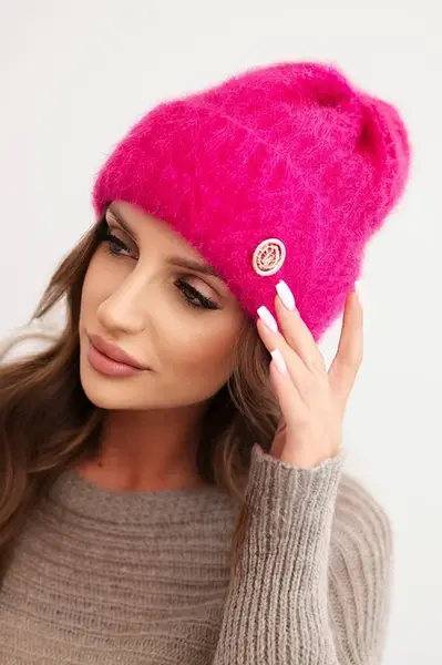 Kesi Dámska zimná čiapka z huňatej priadze a s elegantným gombíkom fuksiová