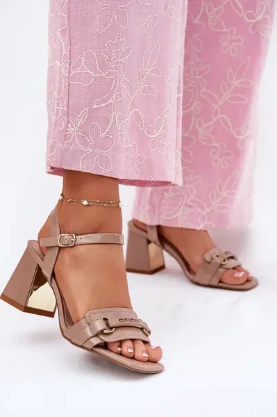 EVENTO Kožené lakované dámské sandály na podpatku béžové Mevonelle