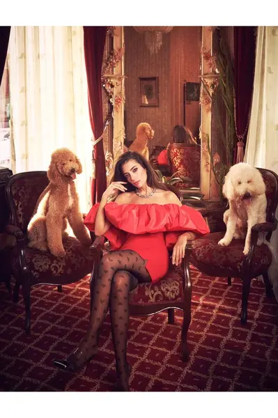 Mini večerní šaty Koton s otevřeným rozparkem na ramenou