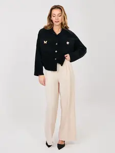 Černá strukturová bunda s kapsami