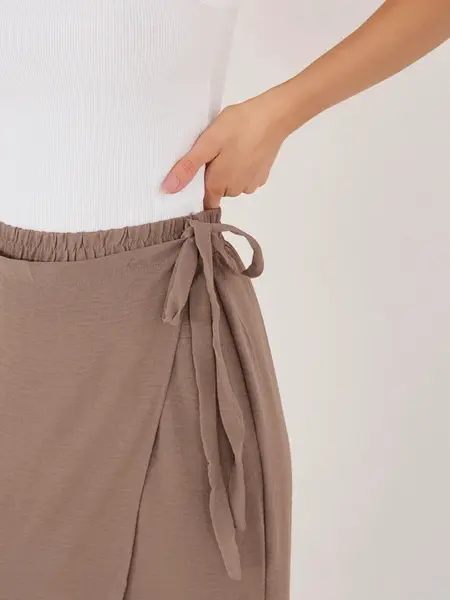 Hnědé letní kalhoty s vázáním